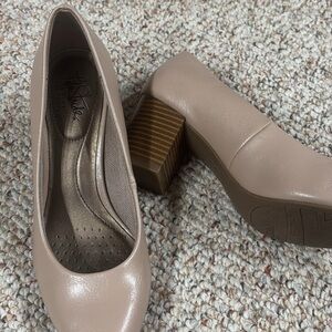 Naturalizer Women's Tan Block Heel Shoes